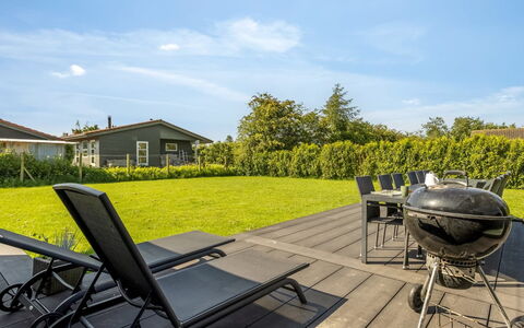 Bernadine - 500M from the Sea: Hout, Huis, Veranda, Dek, Hardwood, Dak, Beits, Houten Vloer, Eco Hotel
