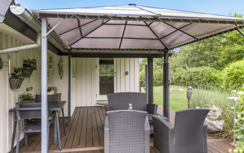 Naimi - 30Km from the Sea: Landgoed, Schaduw, Oprit, Boerderij