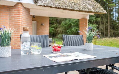 Batsha - 1.7Km from the Sea: Tableware, Serveware, Kop, Koffiekop, Drinkware, Theepot, Voedsel, Dishware, Theekopje, Porselein