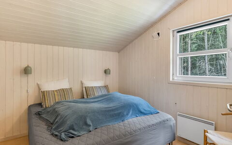 Batsha - 1.7Km from the Sea: Hout, Flooring, Plafond, Interieur Ontwerp, Verdieping, Slaapkamer, Kamer, Bed, Houten Vloer, Linens