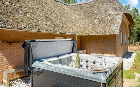 Batsha - 1.7Km from the Sea: Bad, Samengesteld Materiaal, Jacuzzi, Zwembad, Loodgieterswerkinrichting, Outdoor Structuur