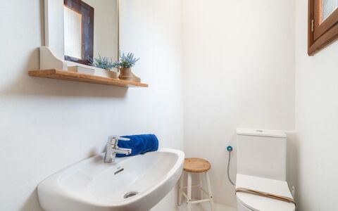 Can Jordi: Wc Bril, Badkamer, Loodgieterswerkinrichting, Toilet, Flooring, Verdieping, Interieur Ontwerp, Loodgieter, Wastafel In De Badkamer, Wastafel
