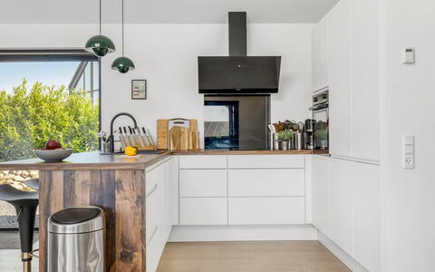 Merve - 250M from the Sea: Keuken, Toestel Van De Keuken, Countertop, Meubilair, Interieur Ontwerp, Flooring, Cabinetry, Huishoudapparatuur, Verdieping, Major Appliance