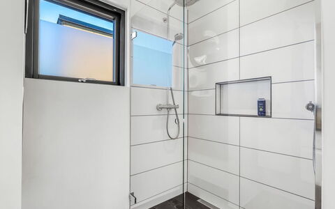 Merve - 250M from the Sea: Flooring, Interieur Ontwerp, Verdieping, Plafond, Glas, Loodgieterswerkinrichting, Tegel, Badkamer, Loodgieter