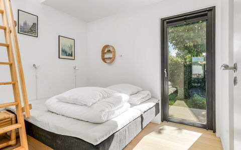 Merve - 250M from the Sea: Bed, Interieur Ontwerp, Slaapkamer, Hout, Meubilair, Verdieping, Flooring, Kamer, Plafond, Bedding