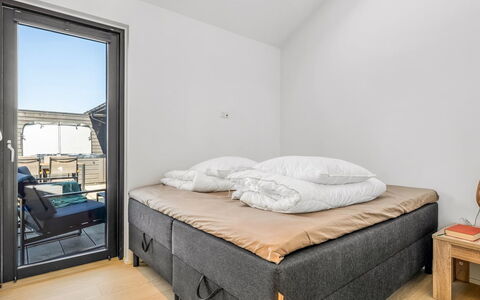 Merve - 250M from the Sea: Hout, Verdieping, Flooring, Slaapkamer, Daylighting, Bedding, Bed, Laken, Matras, Bed Frame
