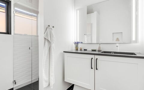 Merve - 250M from the Sea: Interieur Ontwerp, Flooring, Loodgieterswerkinrichting, Verdieping, Wastafel, Badkamerkast, Kraan, Countertop, Cabinetry, Badkamer