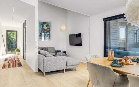 Merve - 250M from the Sea: Flooring, Interieur Ontwerp, Verdieping, Houten Vloer, Meubilair, Hout, Plafond, Bankstel, Woonkamer, Laminaatvloer