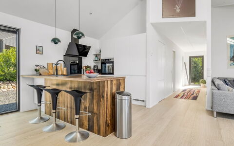 Merve - 250M from the Sea: Interieur Ontwerp, Flooring, Meubilair, Verdieping, Houten Vloer, Countertop, Hout, Plafond, Keuken, Laminaatvloer