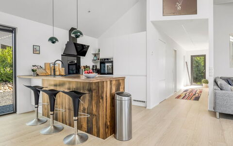 Merve - 250M from the Sea: Interieur Ontwerp, Flooring, Meubilair, Verdieping, Houten Vloer, Countertop, Hout, Keuken, Plafond, Laminaatvloer