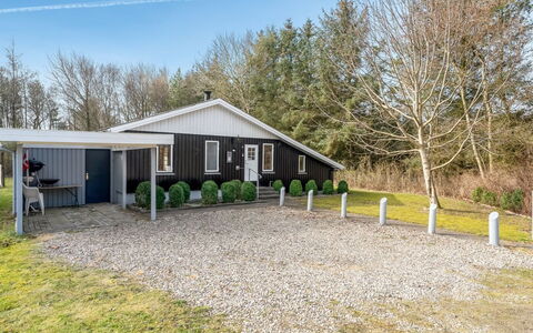 Iris - 200M to the Fjord: Dak, Huis, Huis, Verblijf, Deur, Siding, Dek, Veranda, Plank, Hardwood
