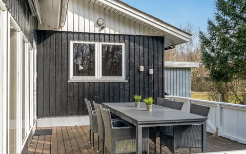 Iris - 200M to the Fjord: Dak, Huis, Huis, Verblijf, Deur, Siding, Dek, Veranda, Plank, Hardwood