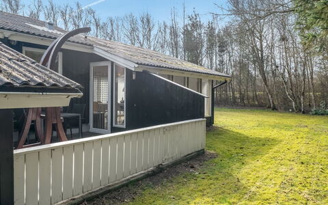 Iris - 200M to the Fjord: Dak, Huis, Huis, Verblijf, Deur, Siding, Dek, Veranda, Plank, Hardwood