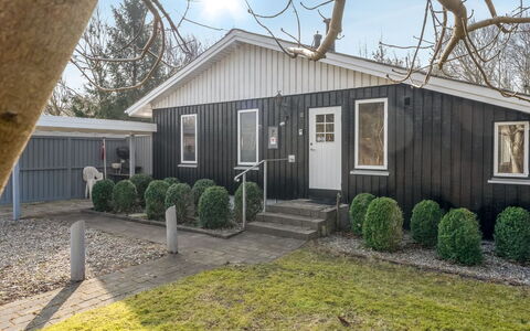 Iris - 200M to the Fjord: Dak, Huis, Huis, Verblijf, Deur, Siding, Dek, Veranda, Plank, Hardwood