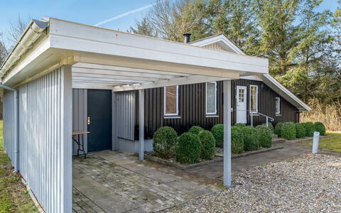 Iris - 200M to the Fjord: Dak, Huis, Huis, Verblijf, Deur, Siding, Dek, Veranda, Plank, Hardwood