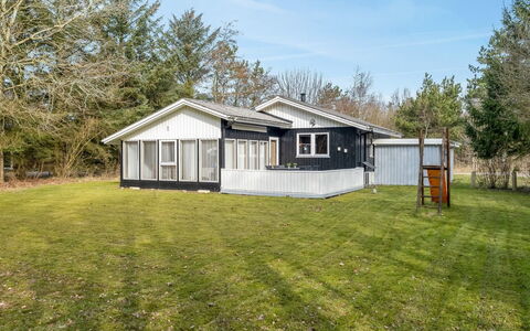 Iris - 200M to the Fjord: Dak, Huis, Huis, Verblijf, Deur, Siding, Dek, Veranda, Plank, Hardwood