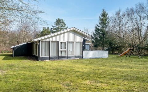 Iris - 200M to the Fjord: Dak, Huis, Huis, Verblijf, Deur, Siding, Dek, Veranda, Plank, Hardwood