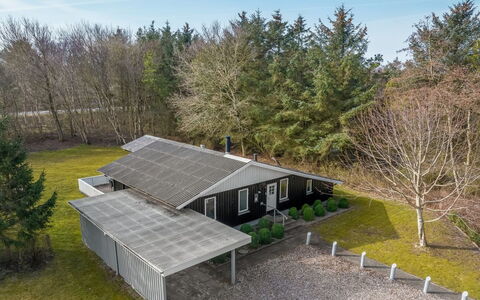 Iris - 200M to the Fjord: Dak, Huis, Huis, Verblijf, Deur, Siding, Dek, Veranda, Plank, Hardwood