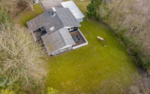 Iris - 200M to the Fjord: Dak, Huis, Huis, Verblijf, Deur, Siding, Dek, Veranda, Plank, Hardwood