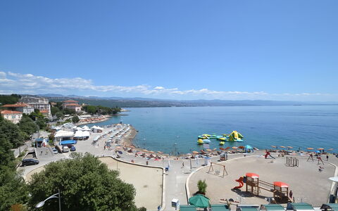 Opatija 158: Hout, Interieur Ontwerp, Flooring, Meubilair, Verdieping, Tafel, Keuken En Eettafel, Stoel, Houten Vloer, Kamer