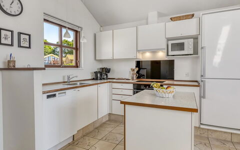 Era - 100M from the Sea: Countertop, Keuken, Meubilair, Interieur Ontwerp, Toestel Van De Keuken, Cabinetry, Flooring, Major Appliance, Hout, Plafond