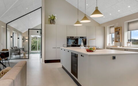 Konrad - from the Sea: Interieur Ontwerp, Plafond, Flooring, Lichte Inrichting, Verdieping, Keuken, Meubilair, Countertop, Kamer, Cabinetry