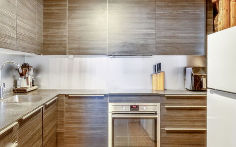 Lumikenttien Kutsu: Keuken, Flooring, Hout, Toestel Van De Keuken, Countertop, Interieur Ontwerp, Cabinetry, Verdieping, Major Appliance, Houten Vloer