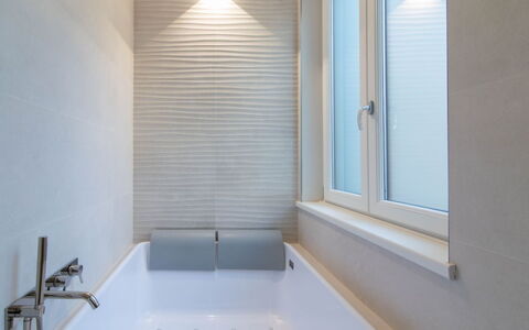Vittoria Suite: Muur, Badkamer, Flooring, Bad, Loodgieterswerkinrichting, Interieur Ontwerp, Verdieping, Loodgieter, Tegel, Glas