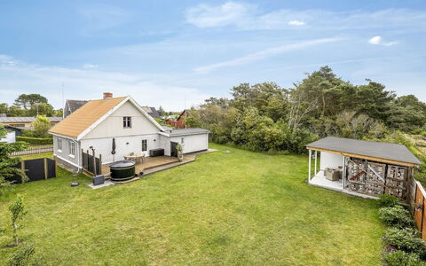 Nanja - 250M from the Sea: Hout, Huis, Veranda, Dek, Hardwood, Dak, Beits, Houten Vloer, Eco Hotel