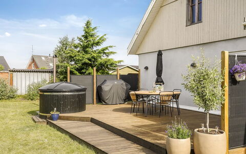Nanja - 250M from the Sea: Hout, Huis, Veranda, Dek, Hardwood, Dak, Beits, Houten Vloer, Eco Hotel