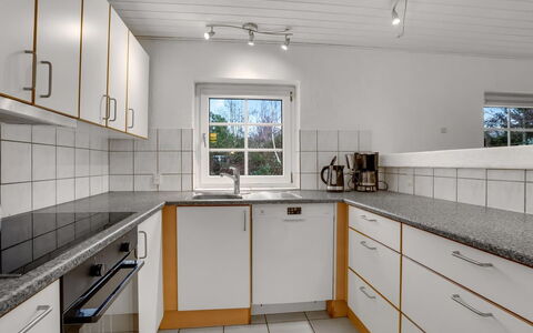 Tara - 1Km from the Sea: Flooring, Keuken, Countertop, Interieur Ontwerp, Verdieping, Loodgieterswerkinrichting, Toestel Van De Keuken, Wastafel, Major Appliance, Plafond