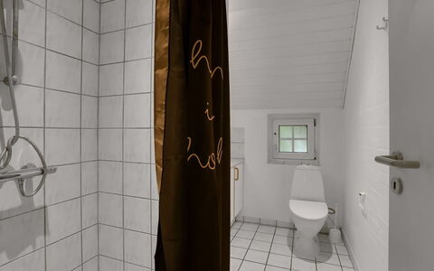 Tara - 1Km from the Sea: Muur, Flooring, Hout, Verdieping, Loodgieterswerkinrichting, Badkamer, Toilet, Interieur Ontwerp, Loodgieter, Wc Bril