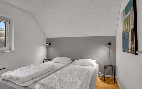 Tara - 1Km from the Sea: Muur, Slaapkamer, Hout, Bed, Plafond, Laken, Verdieping, Bedding, Flooring, Interieur Ontwerp