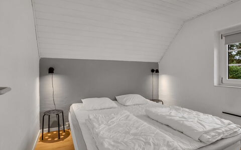 Tara - 1Km from the Sea: Hout, Slaapkamer, Bed, Verdieping, Flooring, Plafond, Interieur Ontwerp, Bedding, Laken, Bed Frame