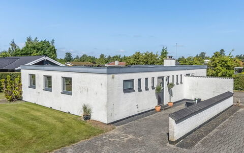 Anabel - 600M from the Sea: Hout, Huis, Veranda, Dek, Hardwood, Dak, Beits, Houten Vloer, Eco Hotel