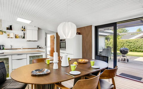 Anabel - 600M from the Sea: Hout, Huis, Veranda, Dek, Hardwood, Dak, Beits, Houten Vloer, Eco Hotel