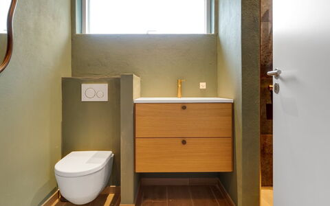 Vilppu - 900M from the Sea: Badkamer, Loodgieterswerkinrichting, Muur, Flooring, Wastafel In De Badkamer, Interieur Ontwerp, Verdieping, Badkamerkast, Toilet, Wastafel
