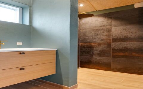 Vilppu - 900M from the Sea: Flooring, Muur, Verdieping, Interieur Ontwerp, Bruin, Badkamer, Tegel, Plafond, Loodgieterswerkinrichting, Samengesteld Materiaal