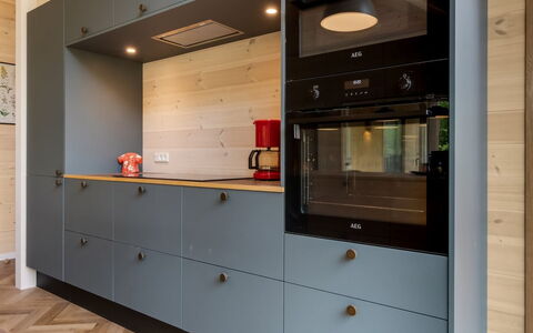 Vilppu - 900M from the Sea: Hout, Flooring, Interieur Ontwerp, Keuken, Cabinetry, Plafond, Verdieping, Toestel Van De Keuken, Countertop, Beits