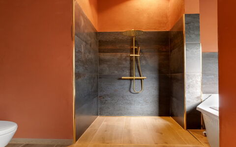 Vilppu - 900M from the Sea: Flooring, Verdieping, Oranje, Loodgieterswerkinrichting, Badkamer, Bruin, Tegel, Loodgieter, Toilet