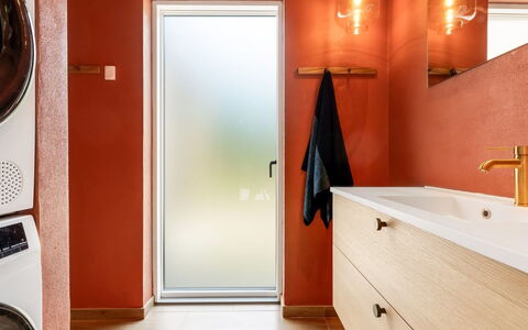 Vilppu - 900M from the Sea: Flooring, Interieur Ontwerp, Verdieping, Oranje, Bruin, Loodgieterswerkinrichting, Badkamerkast, Spiegel, Kamer, Badkamer
