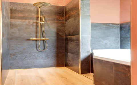 Vilppu - 900M from the Sea: Flooring, Verdieping, Bruin, Loodgieterswerkinrichting, Tegel, Samengesteld Materiaal, Badkamer, Loodgieter, Natuurlijk Materiaal