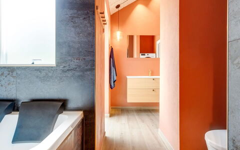 Vilppu - 900M from the Sea: Muur, Flooring, Interieur Ontwerp, Verdieping, Loodgieterswerkinrichting, Oranje, Badkamer, Plafond, Kraan, Loodgieter