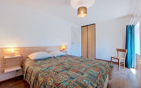 Kerdro: Bed, Meubilair, Interieur Ontwerp, Verdieping, Slaapkamer, Flooring, Bedding, Muur, Laken, Hout