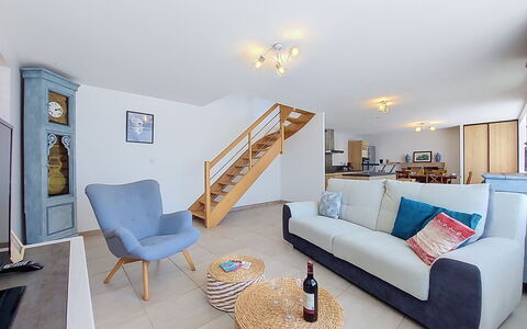 Kerdro: Meubilair, Interieur Ontwerp, Flooring, Bankstel, Verdieping, Hout, Woonkamer, Kamer, Plafond, Tafel