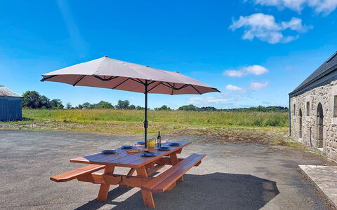 Kerdro: Lucht, Dak, Buitenmeubels, Verblijf, Buitentafel, Picknicktafel, Schaduw, Landgoed, Gazon, Boerderij