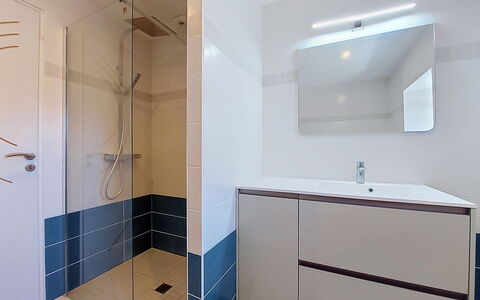 Kerdro: Flooring, Verdieping, Interieur Ontwerp, Loodgieterswerkinrichting, Badkamer, Badkamerkast, Plafond, Tegel, Loodgieter, Kamer