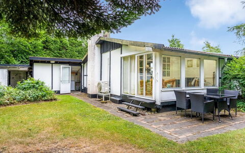 Gravers - 300M from the Sea: Flooring, Muur, Verdieping, Interieur Ontwerp, Hout, Plafond, Houten Vloer, Verlichting, Meubilair, Laminaatvloer