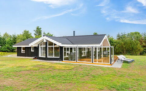 Sulho - 800M from the Sea: Dak, Huis, Deur, Verblijf, Schaduw, Siding, Werf, Landgoed, Backyard
