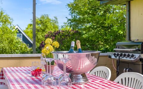 Lillan - from the Sea: Meubilair, Tafel, Tableware, Stoel, Buitenmeubels, Tafelkleed, Buitentafel, Voedsel, Tuin, Drinkware